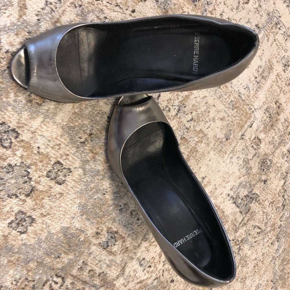Heeled shoes